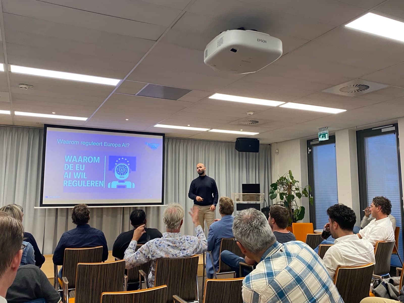 Zahed Ashkara legt uit waarom de EU AI wil reguleren tijdens een tech-event Zahed Ashkara legt uit waarom de EU AI wil reguleren tijdens een tech-event